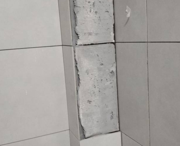 肇庆市瓷砖空鼓维修公司分享下瓷砖施工前基层浇水润湿程度不足，可能导致以下问题